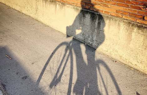La Policía busca al “Loco de la bicicleta”  que acosa a jóvenes en la vía pública