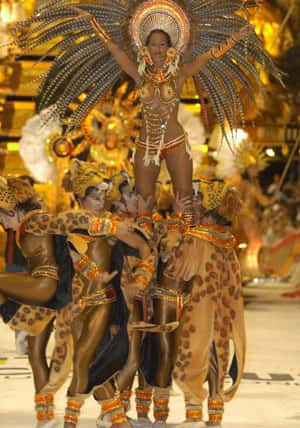 El `Carnaval del País´ hace vibrar a la ciudad