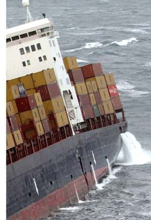 Remolcan un carguero  con material peligroso