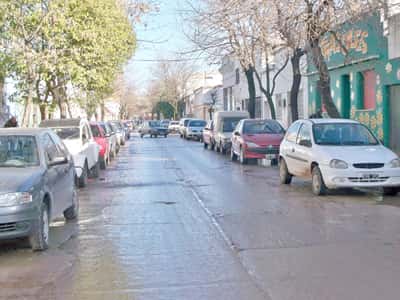 Comenzó el estacionamiento en doble mano en calle San Martín