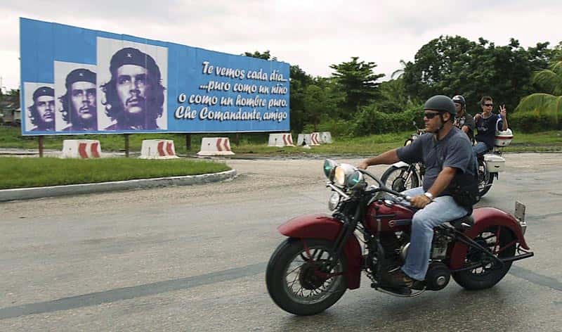 El hijo del Che ofrece a turistas viajes en motocicletas