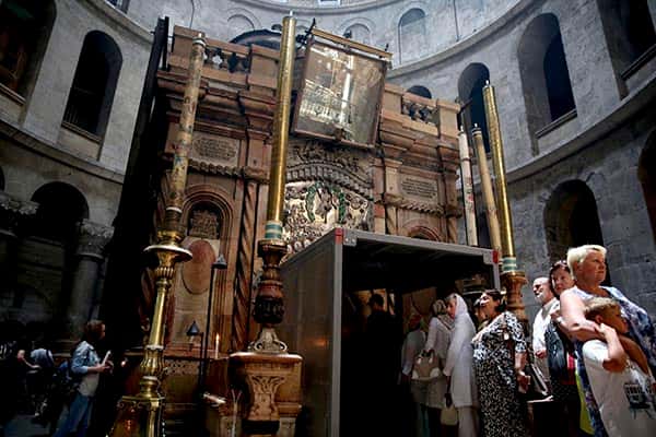 Turistas esperan para ingresar a la tumba de Jesús