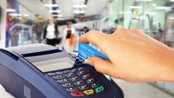 La AFIP obligará a los comercios y prestadores de servicios a aceptar pagos con tarjetas de débito 