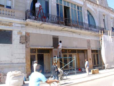 Lenta restauración de la fachada del Teatro 