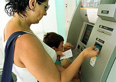 Es fluctuante el flujo de dinero en los cajeros automáticos