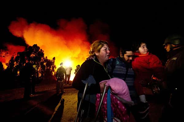 Luchan en Chile por controlar el peor incendio de la historia de Valparaíso