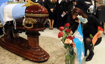 Cristina y sus hijos despiden en privado los restos de Kirchner