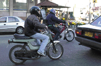 Motos: es obligatorio el  uso de casco en Paraná