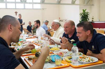 El Papa almorzó con los trabajadores del Vaticano