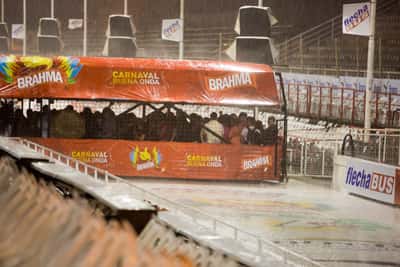 El Carnaval del País desafío a la lluvia y el Corsódromo tuvo una noche victoriosa