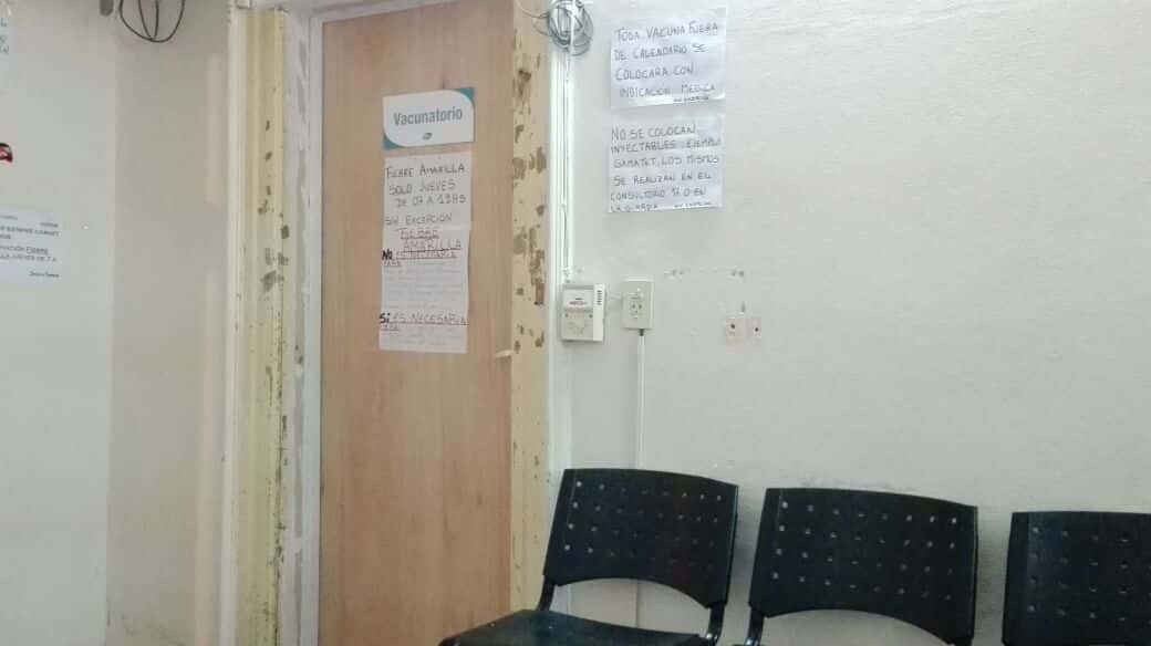 Están vacunando contra la fiebre amarilla en el Hospital Centenario