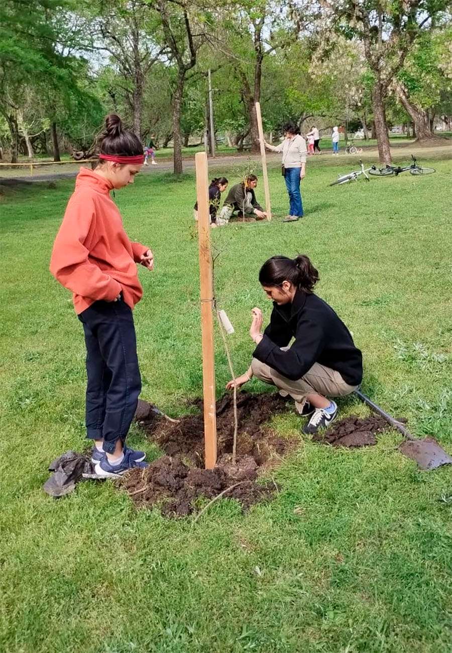 Interact, Rotary y la Muncipalidad celebraron el Día de la Conciencia Ambiental mediante una plantación de árboles nativos en el Parque Unzué.