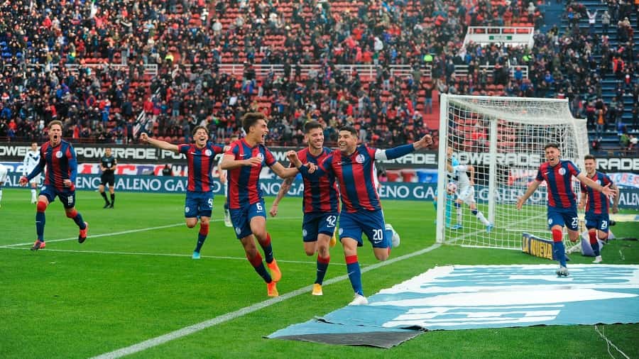 Polémica en el triunfo de San Lorenzo ante Vélez: un penal en el final que advirtió el VAR y 16 minutos de adición