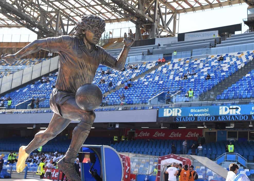 El equipo napolitano homenajeó a Maradona en el estadio que porta su nombre.