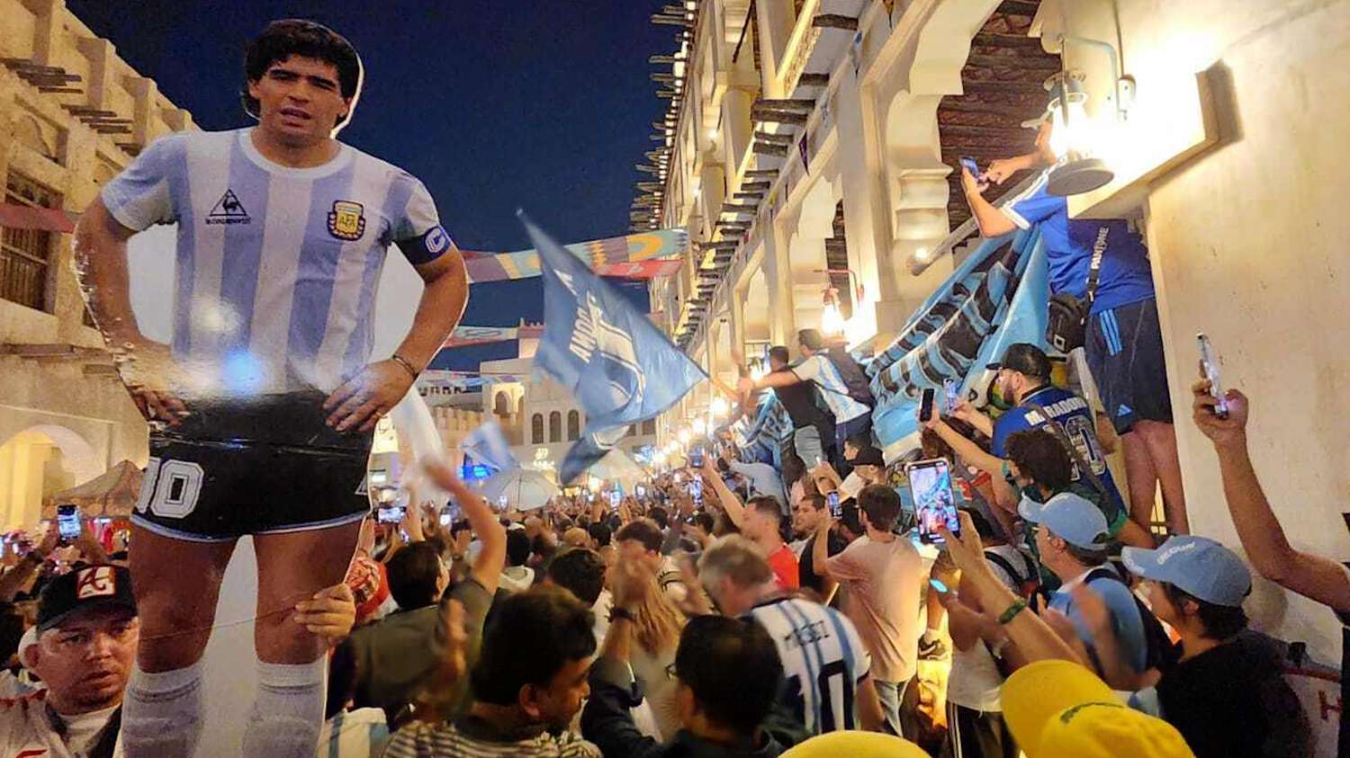 Una multitud de hinchas argentinos se autoconvocan y alientan a la Selección.