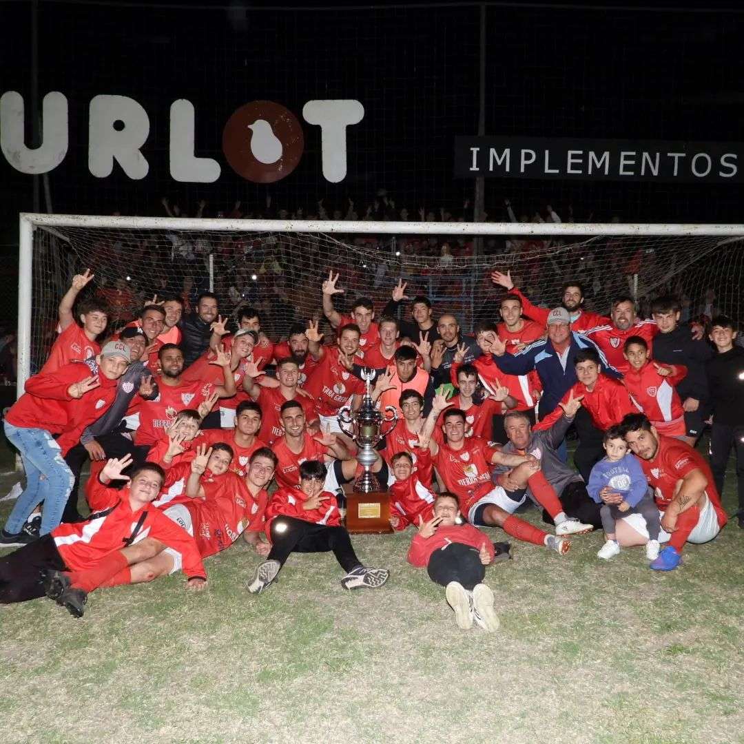 Los larroquenses lograron su tercer título en el año (foto: Silvina González).