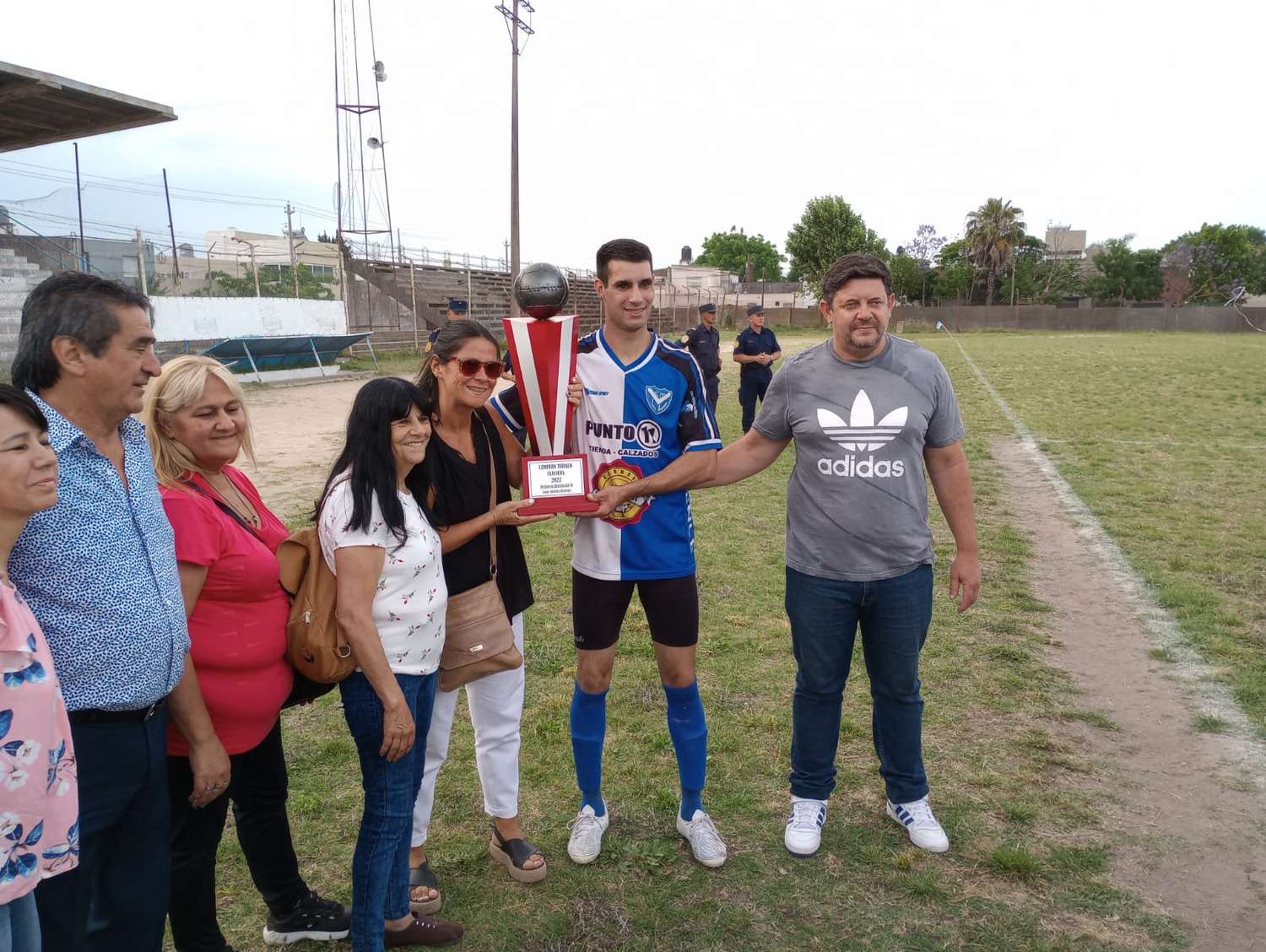 El capitán Maxi Guzmán recibe la copa de parte del presidente liguista Emiliano Zapata.