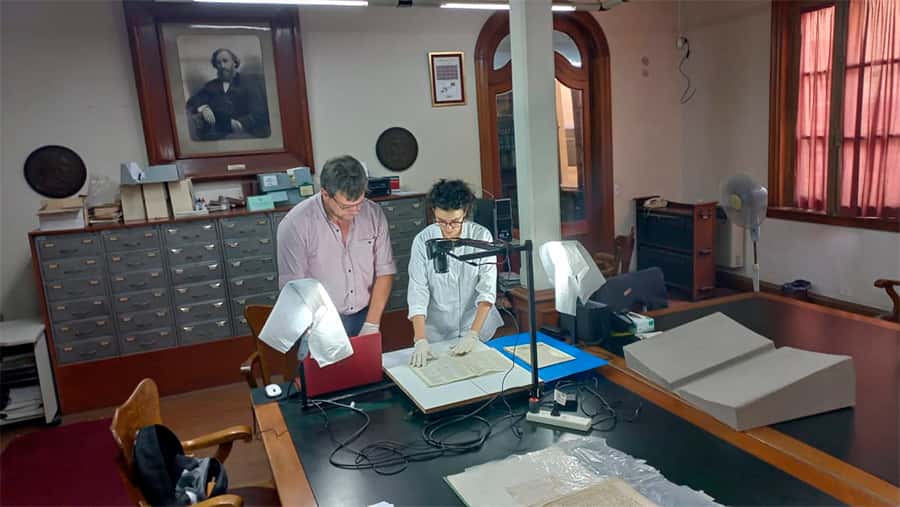 Profesionales del Centro Documental trabajan sobre el periódico “El Progreso de Entre Ríos”, cuyos originales se encuentran resguardados en el Museo Mitre de la Ciudad de Buenos Aires.