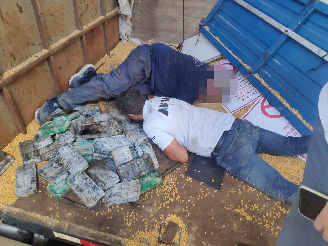 La Aduana detuvo a dos personas que intentaban salir de país con 87 kg de cocaina ocultos en un camión de maíz