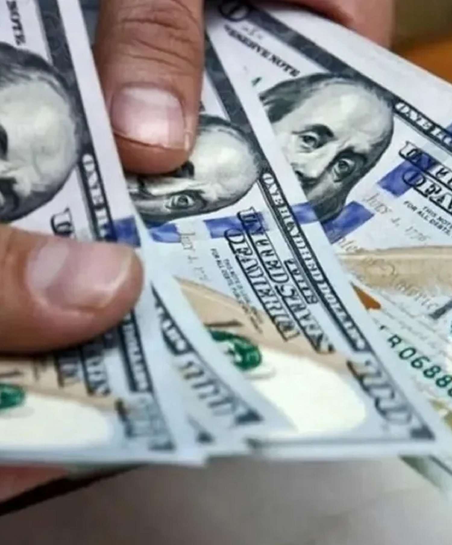 El dólar blue subió $95 en la semana y cerró a $1.120
