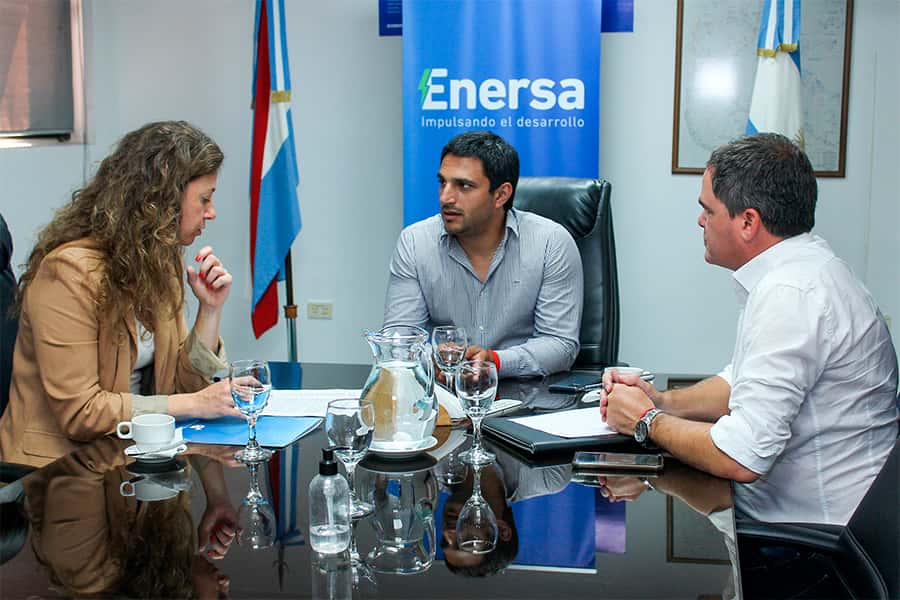La secretaria de Energía, Silvina Guerra; el presidente de Enersa, Ramiro Caminos; y el intendente de Larroque, Leonardo Hassell.