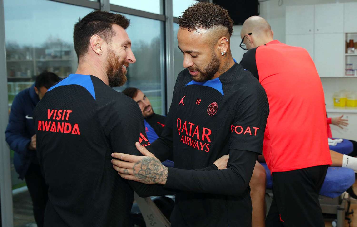 Messi es recibido por su amigo, el astro brasileño Neymar.