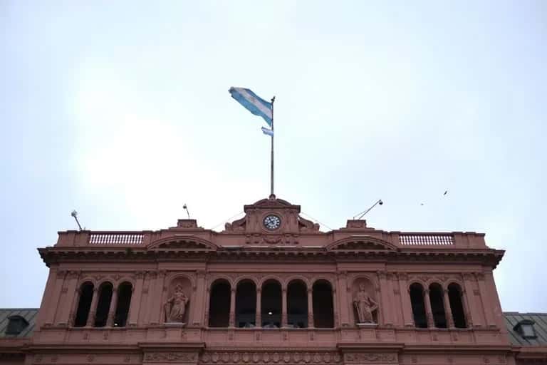 Inquieto por la escasez de divisas, el Gobierno suma controles sobre los gastos de los argentinos