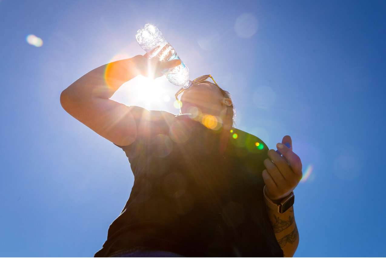 Para evitar un golpe de calor, las autoridades sanitarias recomendaron hidratarse, tomar agua con mayor frecuencia (aun cuando no se sienta sed), y procurar siempre consumir agua segura.