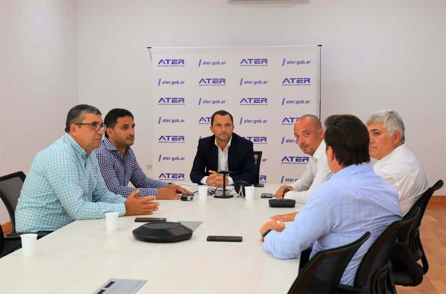 El director ejecutivo de la ATER, Germán Grané y el presidente de Enersa, Ramiro Caminos, firmaron el contrato para mejorar los servicios de red de transmisión de datos de la agencia tributaria.