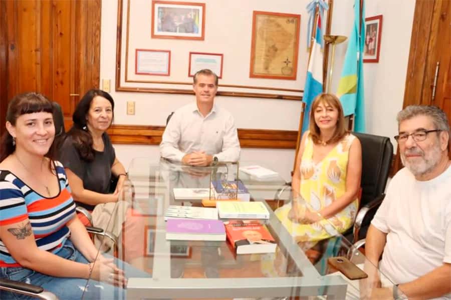 En el marco de la agenda “Mujeres, Memoria y Malvinas”, las expositoras Alejandra Gils Carbó y Mónica Careaga, fueron recibidas por el intendente Piaggio en el Palacio Municipal.