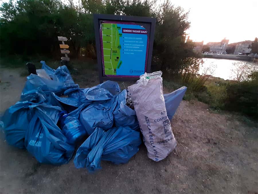 Los voluntarios y empleados municipales recolectaron residuos en Sendero Yaguarí Guazú del Camino de la Costa.