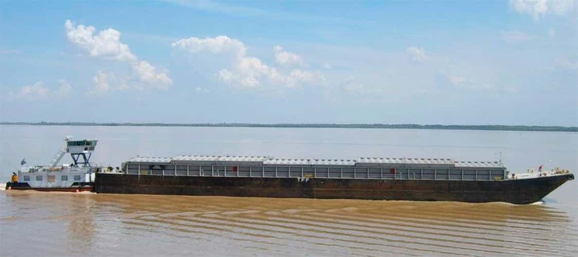 Las barcazas de UPM Botnia y el sector forestal son uno de los principales beneficiarios de la navegabilidad del río Uruguay.