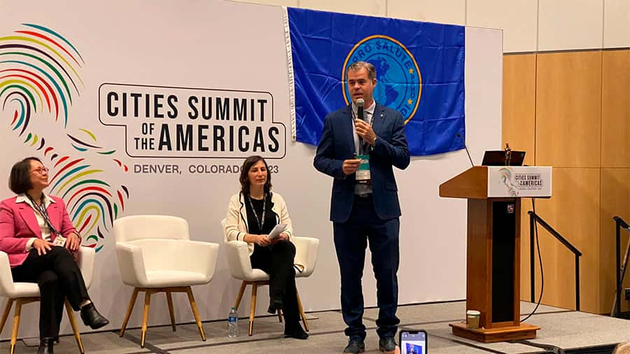 Piaggio disertó en la Cumbre de Ciudades de las Américas en Denver, Colorado (EEUU), invitado por la Organización Panamericana de la Salud.