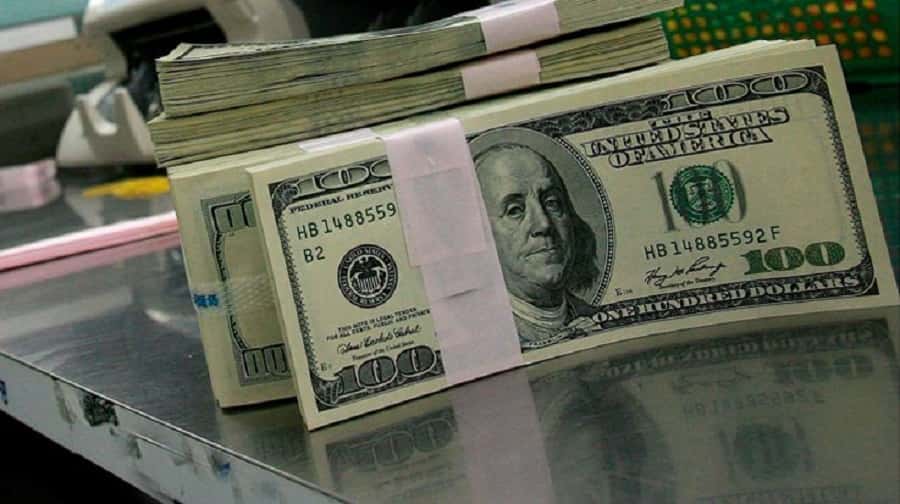 El dólar blue volvió a subir y cerró a $995 antes del cambio de gobierno
