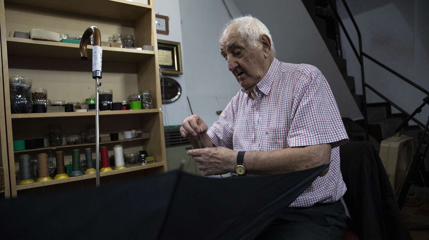 Elías Fernández, el paragüero español de 92 años exponente de un oficio en vías de extinción