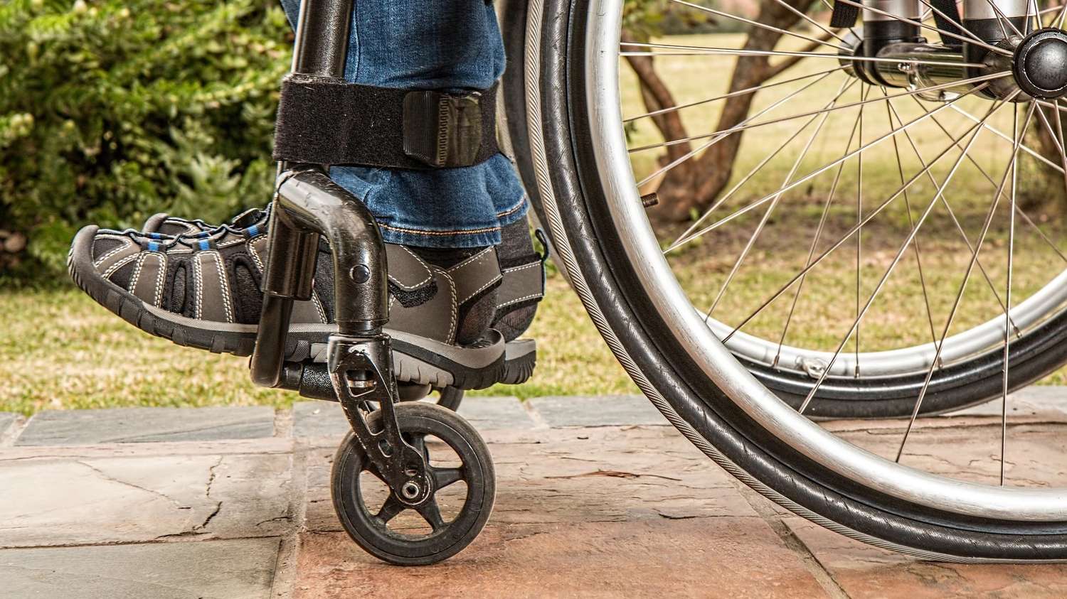 Un hombre parapléjico volvió a caminar gracias a la combinación de dos tecnologías