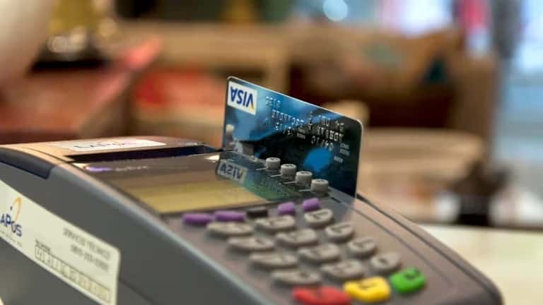La AFIP vigila cuentas y consumos con tarjeta: hasta qué montos se podrá gastar sin controles