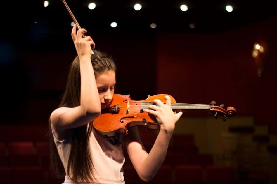 La joven toca desde los 6 años el violín, instrumento que la incorporó al Programa Coro y Orquesta de la provincia de Buenos Aires.
