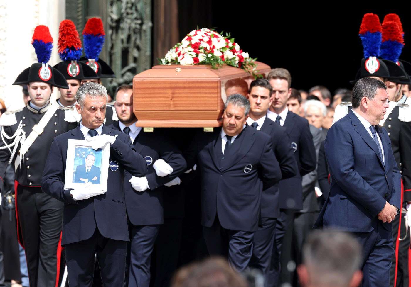 Miles de personas despidieron a Berlusconi en los funerales de Estado en Milán
