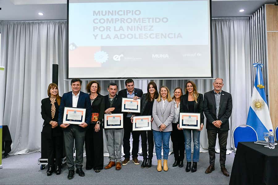 La viceintendenta de Gualeguaychú, Lorena Arrozogaray, recibió el reconocimiento por aplicar el programa Municipio Unido por la Niñez y la Adolescencia (MUNA).