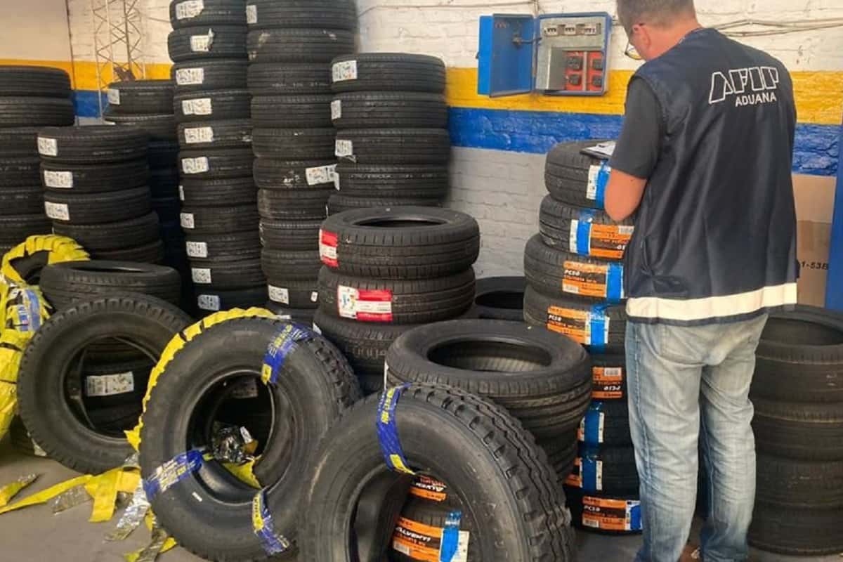 Aduana secuestró más de un centenar de neumáticos en una gomería local