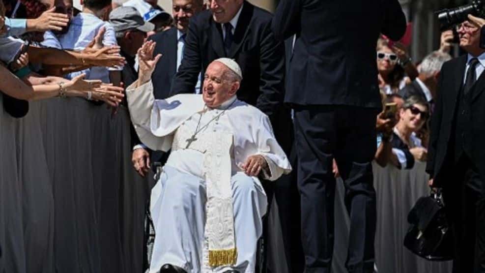 El papa Francisco empezó a caminar tras la operación 
