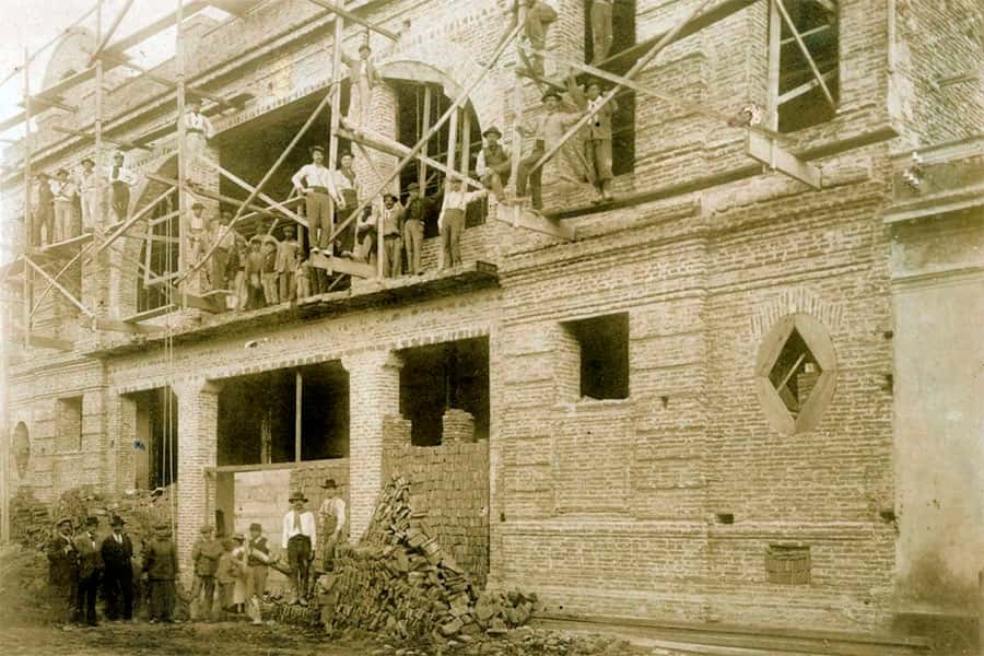 Imagen de archivo de la construcción del centenario teatro que ayer celebró 109 años de vida.