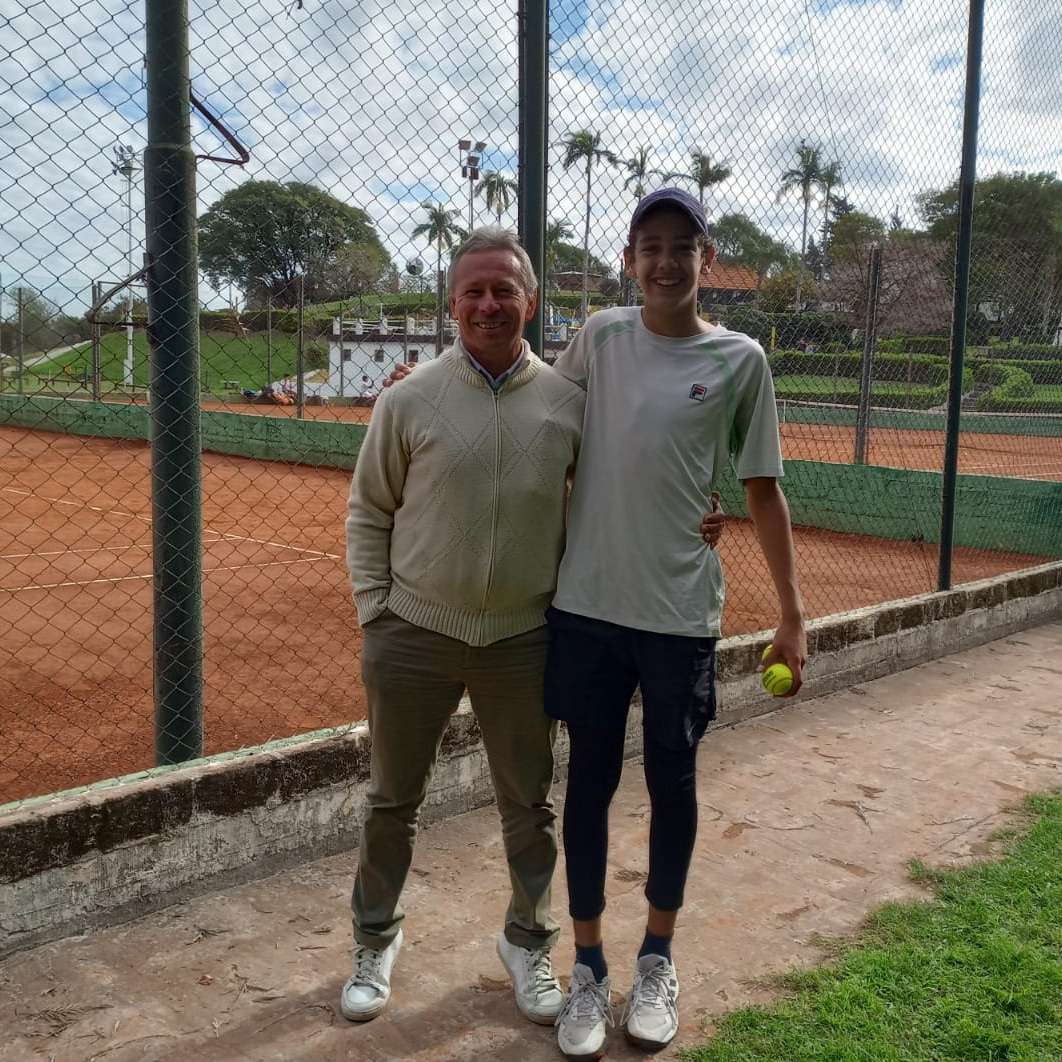 Luciano Cabaña junto a su entrenador Ariel Zevallos.