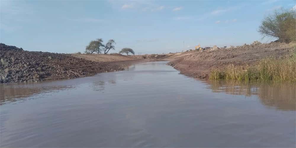 Con máquinas retroexcavadoras, Amarras desvío el río Gualeguaychú para apropiarse de ese bien natural y llenar su laguna artificial.