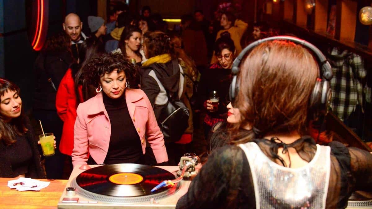 Un grupo de mujeres 'pinchan' discos de vinilos en las pistas de baile reivindicando el formato