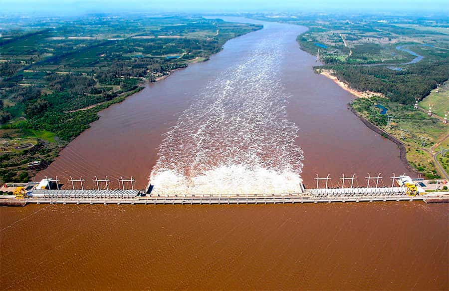 Imagen de archivo de una vista aérea de la represa de Salto Grande en el río Uruguay.