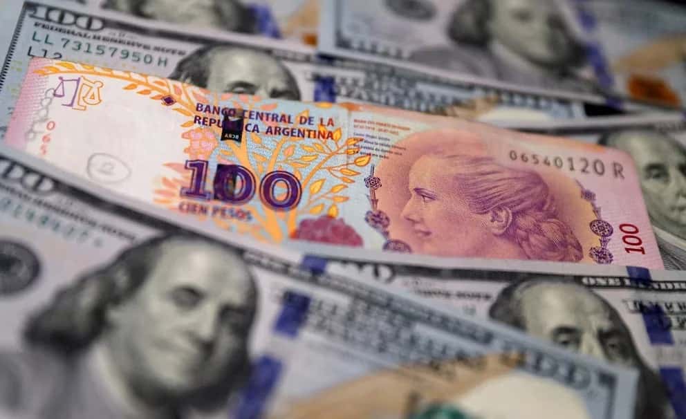 El dólar libre cayó a 980 pesos y el Banco Central compró USD 112 millones en el mercado de cambios
