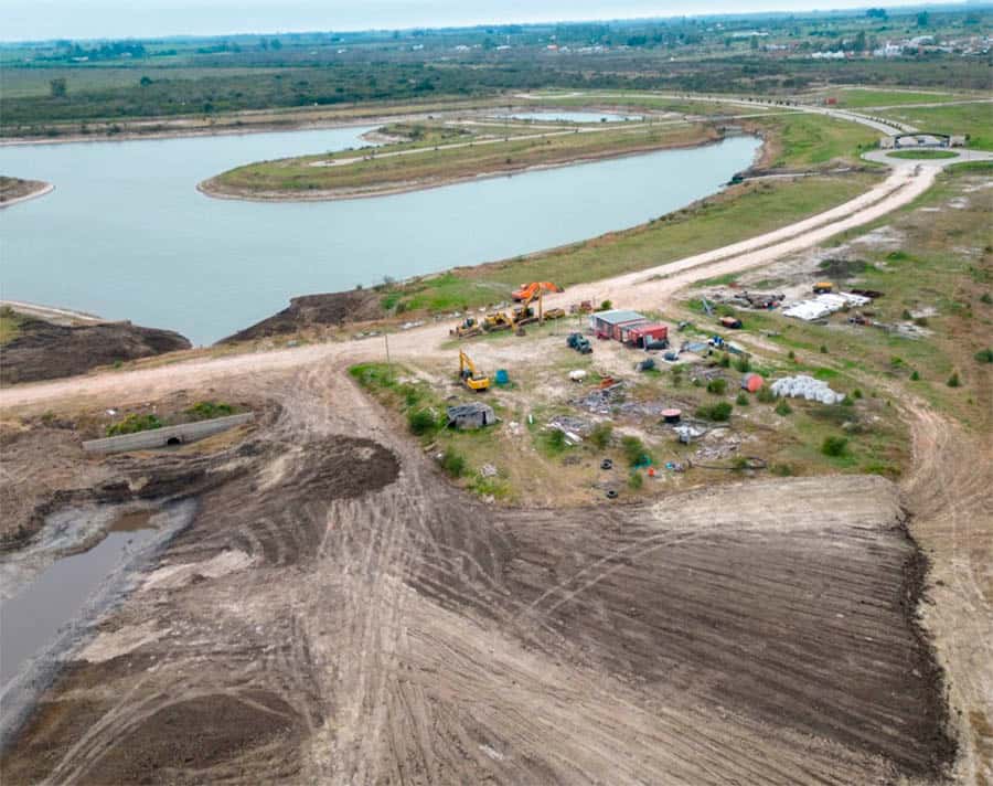 El conflicto por la construcción del barrio fluvial Amarras y que incluye el desvío del cauce del río Gualeguaychú aún no tiene solución a pesar de las varias condenas que recibieron los desarrolladores inmobiliarios.