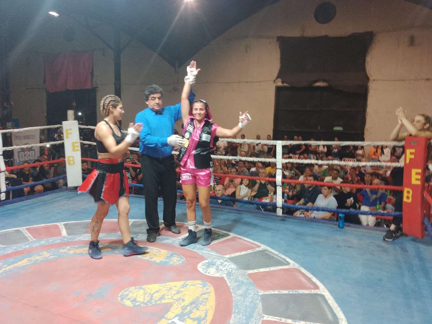 Erlin, del Team Dulche, ganó por puntos en la pelea profesional femenina.